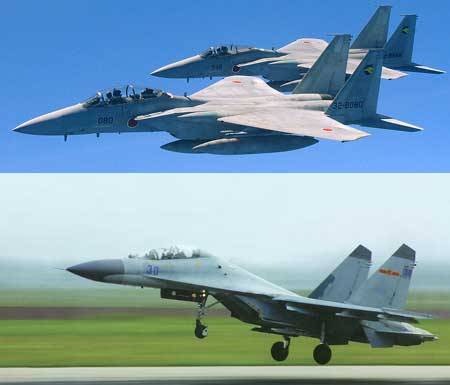 F-15J phía trên và Su-30MKK phía dưới,