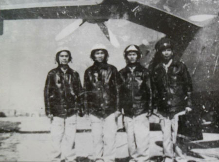 Tổ bay Be-12 sau chuyến bay tuần tiễu bảo vệ quần đảo Trường Sa.