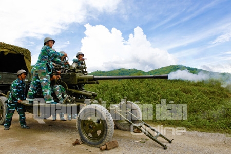 Dừng xe bắn mục tiêu xe tăng địch trên đường hành quân