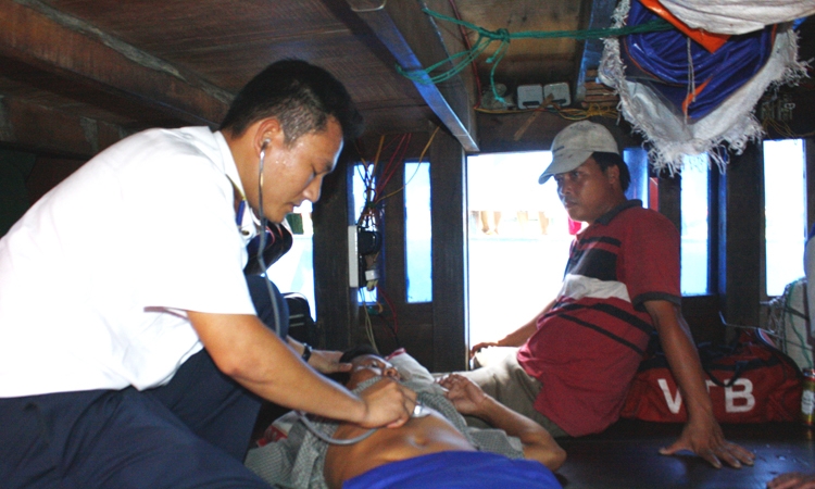 CSB cứu chữa một trường hợp ngư dân gặp nạn trên biển