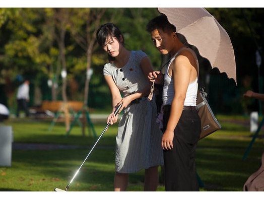 Đôi bạn trẻ chơi golf ở công viên giải trí mới xây dựng ở Bình Nhưỡng