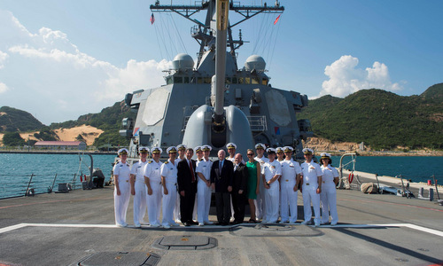 Thượng nghị sĩ John McCain thăm tàu chiến Mỹ ở Cam Ranh