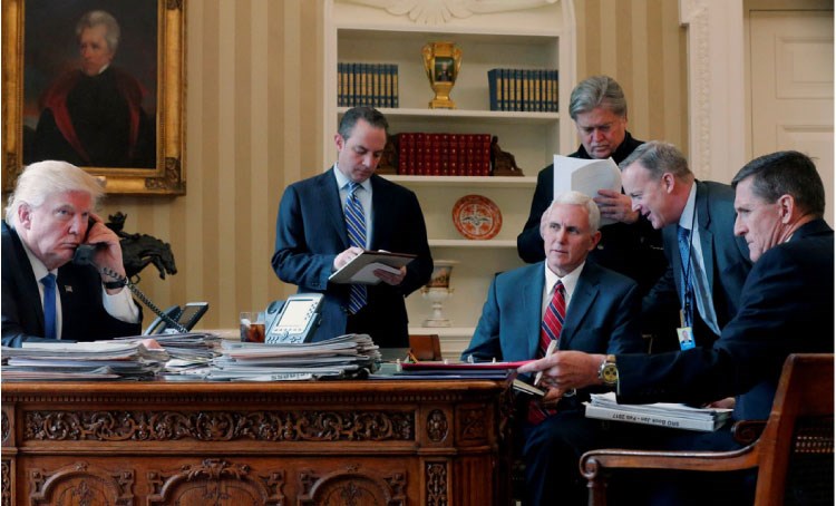 4 người trong bức ảnh này đã bị sa thải sau khi cùng vào Nhà Trắng với ông Trump: 