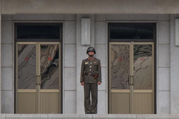Hai binh sĩ Triều Tiên mạo hiểm trốn qua Hàn Quốc trong vòng chưa tới một tuần. Ảnh: UPI