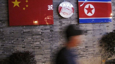 Cờ Trung Quốc bên cạnh cờ Triều Tiên tại một nhà hàng ở TP Ninh Ba, tỉnh Chiết Giang (Trung Quốc). Ảnh: REUTERS