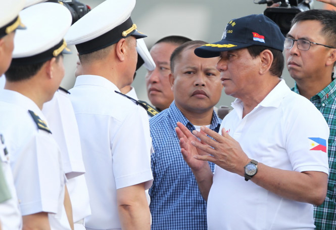 Tổng thống Philippines thăm tàu chiến Trung Quốc