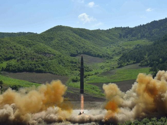 Triều Tiên thử tên lửa ICBM Hwasong-14 lần đầu ngày 4-7. Ảnh: AP