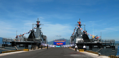 Hai tàu hộ vệ tên lửa hiện đại nhất Việt Nam trên quân cảng Cam Ranh là chiếc số 1 Đinh Tiên Hoàng và số 2 Lý Thái Tổ. 