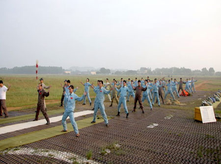 Cán bộ, chiến sĩ đội Đặc nhiệm chống khủng bố khởi động trước một chuyến nhảy dù. (Ảnh Đoàn Đặc công Hải quân 126 cung cấp)
