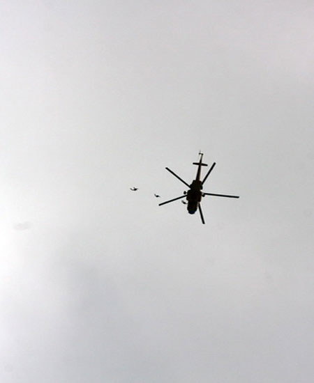  Chiến sĩ đội Đặc nhiệm chống khủng bố rời khỏi trực thăng trong huấn luyện đổ bộ. (Ảnh Đoàn Đặc công Hải quân 126 cung cấp)