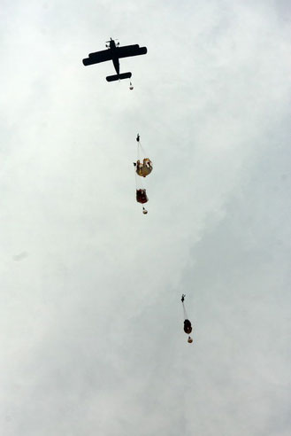  Máy bay đổ bộ AH2 thả quân nhảy dù trong bài huấn luyện đổ bộ. (Ảnh Đoàn Đặc công Hải quân 126 cung cấp)