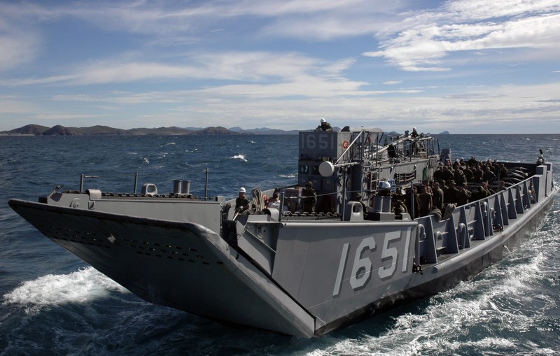 Căng thẳng biển đảo, Nhật mua 4 tàu đổ bộ tấn công