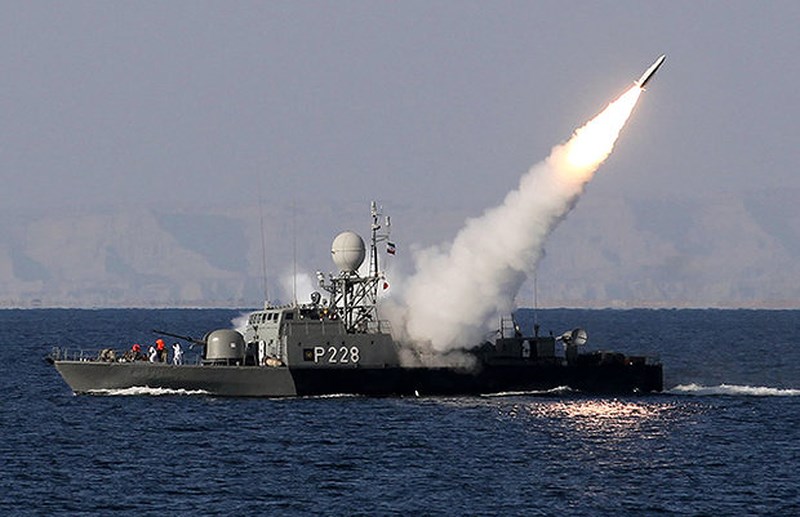 Tàu chiến Iran bắn tên lửa ở Vịnh Persian. Ảnh: AP