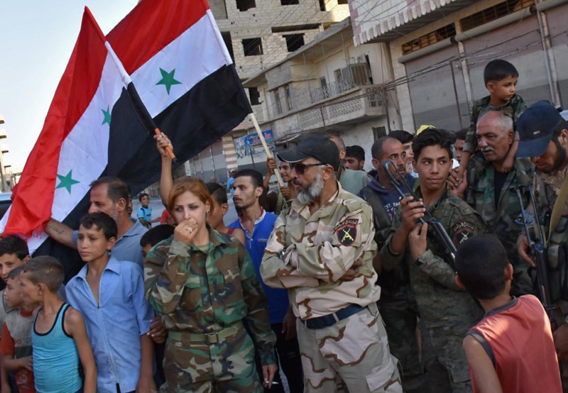 Trung Tướng Issam Zahreddine của quân đội Syria (giữa) và người dân TP Deir ez-Zour ngày 10-9. Ảnh: GETTY IMAGES
