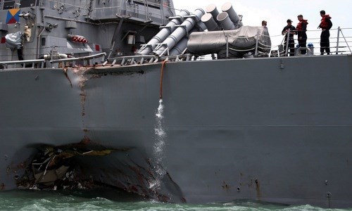 Tàu khu trục trang bị tên lửa dẫn đường USS John S. McCain của Mỹ bị thủng một bên thân sau khi va chạm với một tàu hàng ở vùng biển phía đông Singapore hồi tháng 8. Ảnh: REUTERS