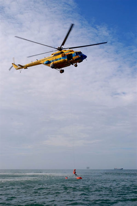 Máy bay Trung đoàn 917 thực hành cứu hộ, cứu nạn trên biển