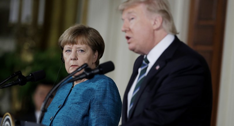 Thủ tướng Đức Merkel (trái) và Tổng thống Mỹ Trump. Ảnh: AP