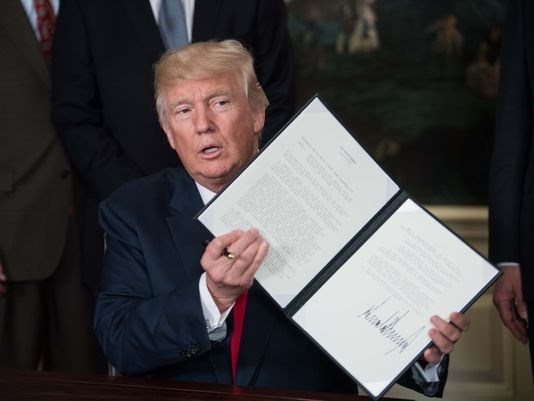 Tổng thống Trump ký bản ghi nhớ điều tra thương mại Trung Quốc. Ảnh: AP