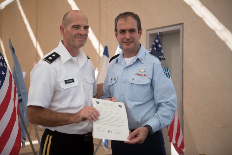 Chuẩn Tướng không quân Israel Zvika Haimovich (trái) và Thiếu tướng Mỹ John Gronski tại lễ động thổ xây dựng căn cứ quân sự thường trực của Mỹ đầu tiên ở Israel, ngày 18-9. Ảnh: DEFENSE NEWS