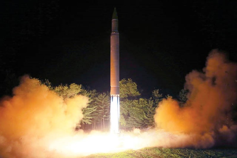 Tên lửa ICBM Hwasong-14 của Triều Tiên trong một vụ thử cuối tháng 7. Ảnh: AP