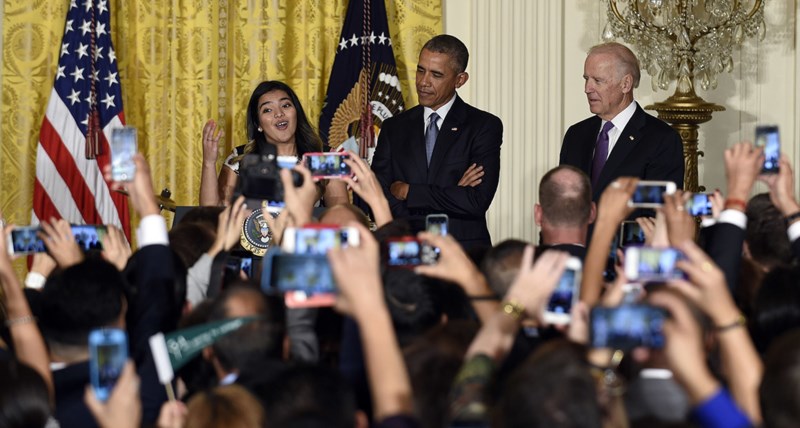 Tổng thống Barack Obama và Phó Tổng thống Joe Biden lắng nghe nữ sinh viên Diana Calderon, người thụ hưởng chương trình DACA phát biểu tại Nhà Trắng ngày 15-10-2015. Ảnh: AP
