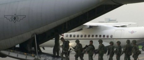 Lính thủy Philippines lên máy bay từ một căn cứ không quân ở Manila để về TP Marawi truy quét Hồi giáo cực đoan, ngày 1-6. Ảnh: AP