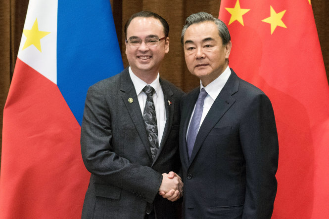 Bắc Kinh khoe bắt tay xong với Philippines về Biển Đông