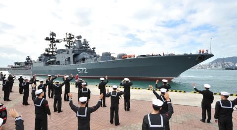 Sức mạnh toàn năng chiến hạm Nga thăm Cam Ranh