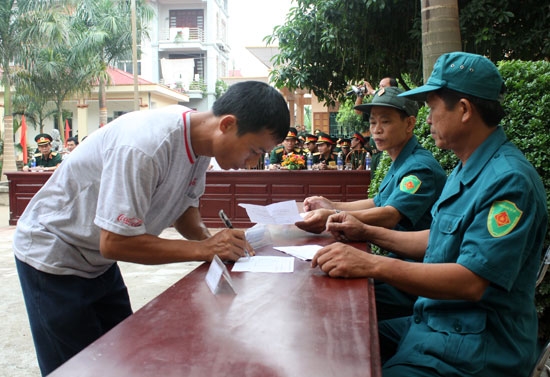 Quân nhân dự bị của xã Thanh Vân, huyện Tam Dương, tỉnh Vĩnh Phúc trình lệnh gọi động viên tại UBND xã, chuẩn bị lên đường nhập ngũ