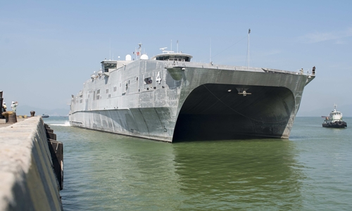 Tàu vận tải hải quân Mỹ tới Đà Nẵng