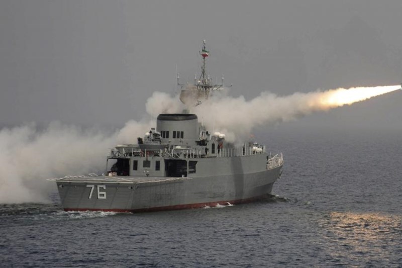 Tàu tên lửa Iran xua đuổi tàu chiến Mỹ tại vùng Vịnh - ảnh 1