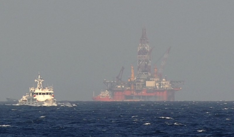 Tàu bảo vệ bờ biển Trung Quốc gần một giàn khoan dầu của Trung Quốc trên biển Đông. Ảnh: AFP