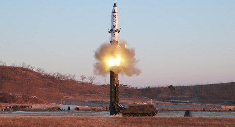 Liên tiếp thử tên lửa: Triều Tiên tạo chiếc ô hạt nhân - ảnh 1