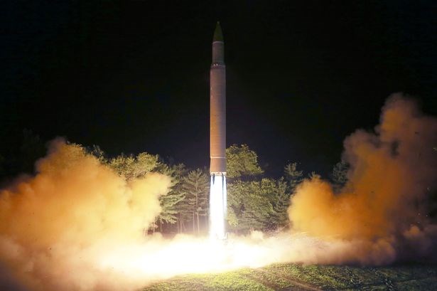 Triều Tiên bắt đầu di chuyển tên lửa phóng vào Anh-Mỹ? - ảnh 1