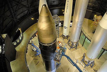 MX (LGM-118А) Peacekeeper: ICBM công nghệ cao nhất. Quốc gia sản xuất: Mỹ, phóng lần đầu năm 1983. Trọng lượng phóng 88,44 tấn, tầm bắn 9.600 km.