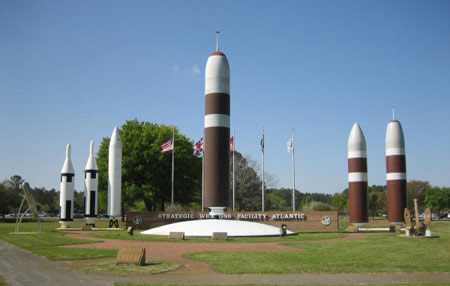 Polaris A-1: Tên lửa đường đạn phóng từ tàu ngầm đầu tiên. Quốc gia sản xuất: Mỹ, phóng lần đầu năm 1960. Trọng lượng phóng 12,7 tấn, tầm bắn 2.200 km. 