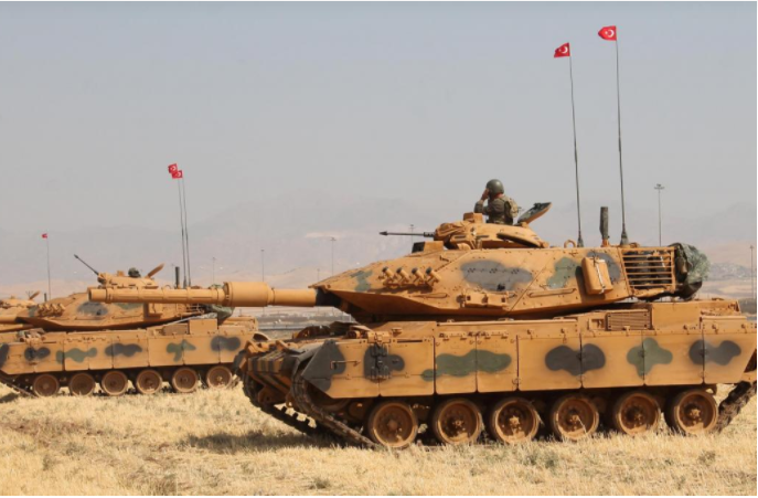 Xe tăng Thổ Nhĩ Kỳ trong cuộc tập trận gần biên giới với Iraq ngày 18-9. Ảnh: REUTERS