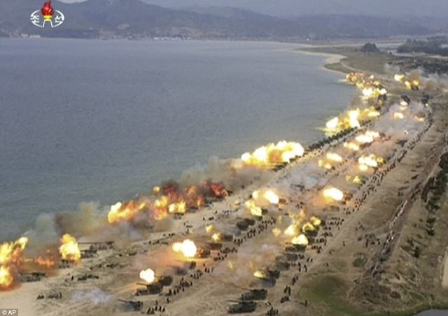 Xem 300 khẩu pháo Triều Tiên khạc lửa trong tập trận lớn chưa từng có