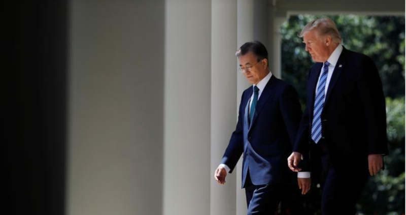 Tổng thống Mỹ Donald Trump (phải) và Tổng thống Hàn Quốc Moon Jae-in tại Vườn Hồng, Nhà Trắng (Mỹ) ngày 30-7. Ảnh: REUTERS