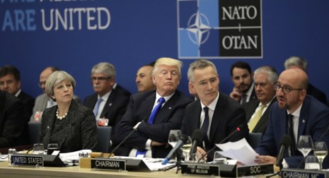 Tổng thống Mỹ Donald Trump (khoanh tay) tại hội nghị NATO ở Bỉ ngày 25-5. Ảnh: AP