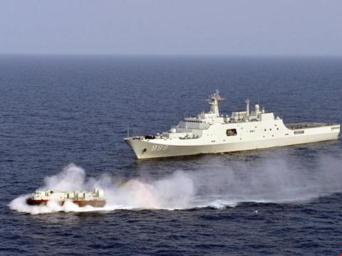 Lá mặt lá trái: Trung Quốc tập trận 'tấn công bất ngờ' ở Biển Đông