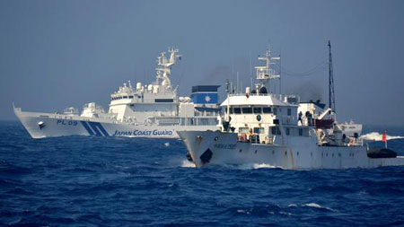 Một tàu tuần duyên của Nhật Bản đang áp sát một tàu hải giảm Trung Quốc
