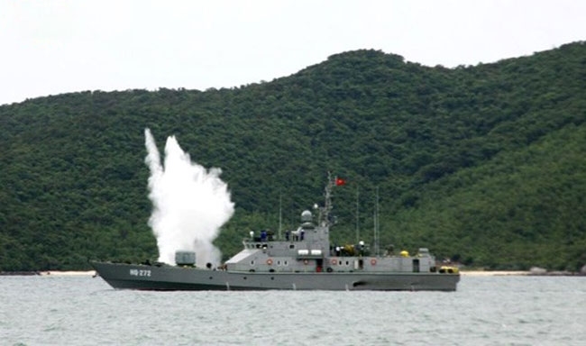Ở Việt Nam, pháo hạm AK-176 được trang bị phổ biến trên các tàu tên lửa cao tốc Molniya (cả hai biến thể 1241RE và 1241.8), tàu tuần tra lớp Svetlyak, tàu pháo TT-400TP, tàu hộ vệ tên lửa Gepard 3.9 và tàu tên lửa BPS-500. (Ảnh trong bài: Tàu Svetlyak và tàu pháo TT-400TP).