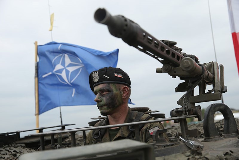 Binh sĩ và xe tăng NATO. Ảnh: GETTY IMAGES